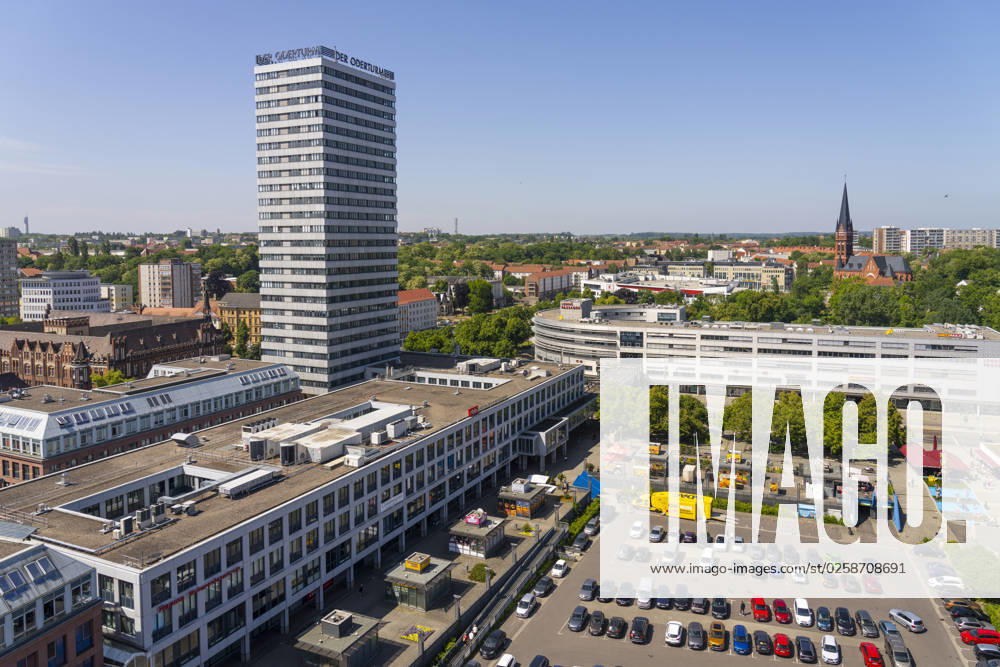 Der 25-stöckige Oderturm in Frankfurt (Oder) ist ein Wahrzeichen der Stadt. . Das Bürohochhaus wurde zwischen 1968 und 1976 errichtet. Die Leuchtreklame Der Oderturm auf dem Dach des Hauses ist weithin sichtbar.