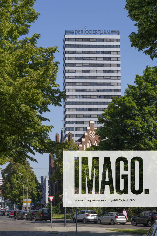 Der 25-stöckige Oderturm in Frankfurt (Oder) ist ein Wahrzeichen der Stadt. . Das Bürohochhaus wurde zwischen 1968 und 1976 errichtet. Die Leuchtreklame Der Oderturm auf dem Dach des Hauses ist weithin sichtbar.