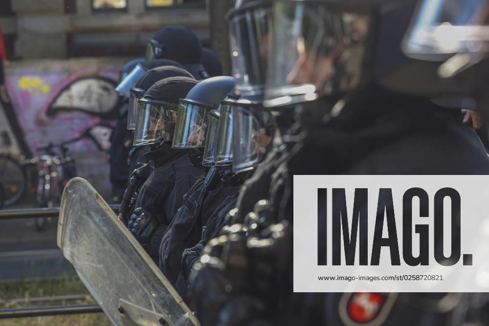 Tag X Leipzig Demos, Leipzig: Anlässlich der gefällten Urteile im sog. Antifa Ost Prozess gingen am Samstag mehrere tausend Menschen in Leipzig auf die Straße. In Connewitz gab es Krawalle, ein Demonstrationsteil der angemeldeten Versammlung wurde über insgesamt 10 Stunden und 37 Minuten eingekesselt. Sachsen Deutschlen Versammlungen Tag X Leipzig-01