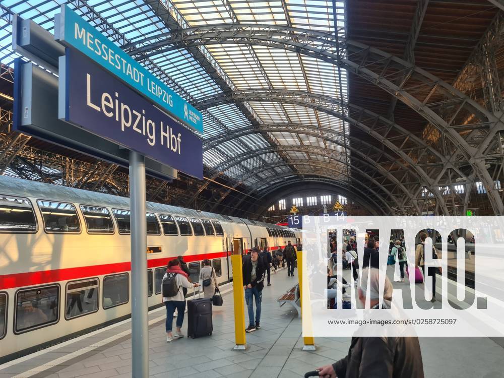 Feature Symbol: Hauptbahnhof Leipzig 04 23 pp Der Leipziger Hauptbahnhof im April 2023 Deutschland deutsch deutsche Stadt Großstadt HBF Bahnhof Bahnhofsgebäude Gleis IC Intercity innen Reisende Schild Messestadt german city quer