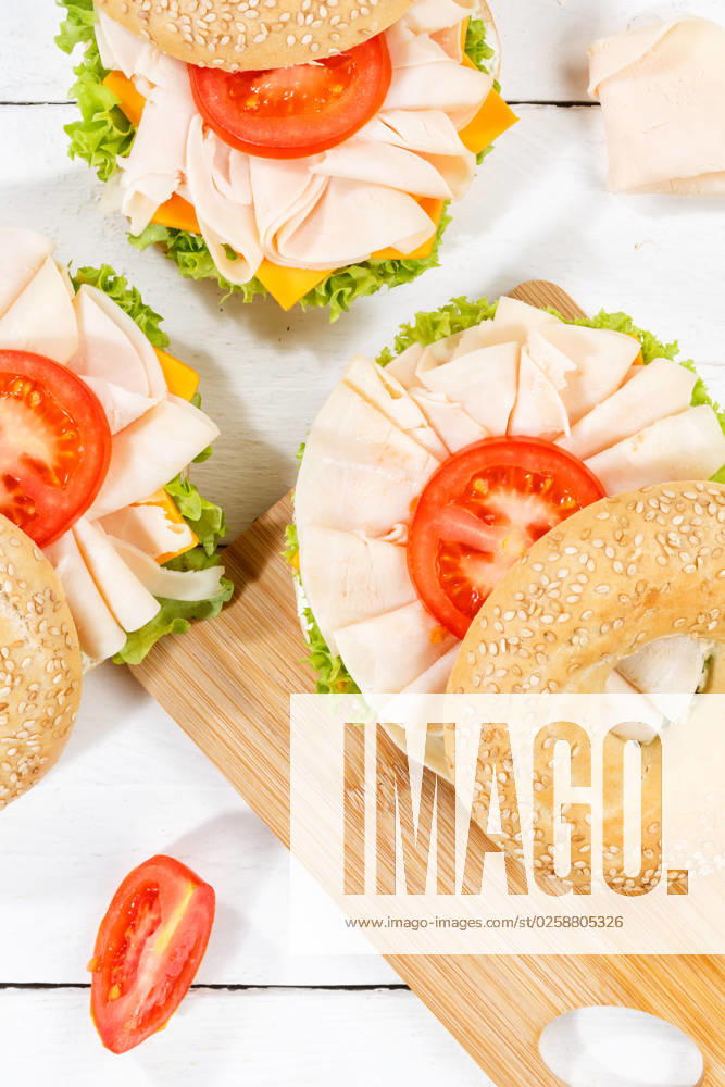 Bagel Brötchen Sandwich zum Frühstück belegt mit Hähnchen Schinken von oben Hochformat in Stuttgart, Deutschland Stuttgart, Deutschland - 17. März 2023: Bagel Brötchen Sandwich zum Frühstück belegt mit Hähnchen Schinken von oben Hochformat in Stuttgart, Deutschland.