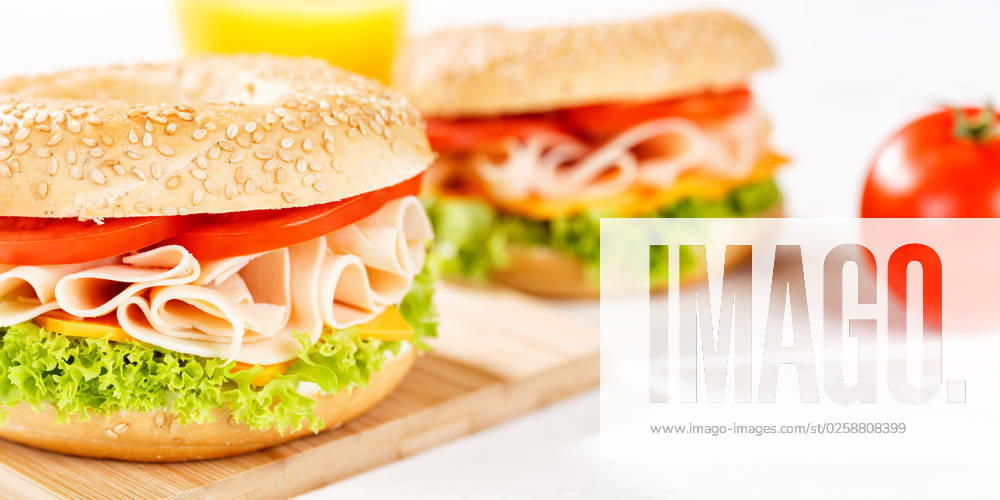 Bagel Brötchen Sandwich zum Frühstück belegt mit Hähnchen Schinken Nahaufnahme Panorama in Stuttgart, Deutschland Stuttgart, Deutschland - 17. März 2023: Bagel Brötchen Sandwich zum Frühstück belegt mit Hähnchen Schinken Nahaufnahme Panorama in Stuttgart, Deutschland.