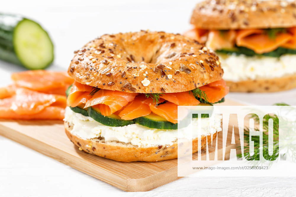 Bagel Brötchen Sandwich zum Frühstück belegt mit Lachs Fisch in Stuttgart, Deutschland Stuttgart, Deutschland - 15. März 2023: Bagel Brötchen Sandwich zum Frühstück belegt mit Lachs Fisch in Stuttgart, Deutschland.