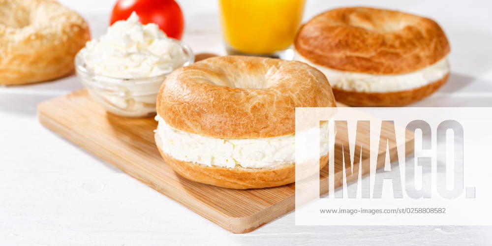Bagel Brötchen Sandwich zum Frühstück belegt mit Frischkäse Panorama in Stuttgart, Deutschland Stuttgart, Deutschland - 18. März 2023: Bagel Brötchen Sandwich zum Frühstück belegt mit Frischkäse Panorama in Stuttgart, Deutschland.