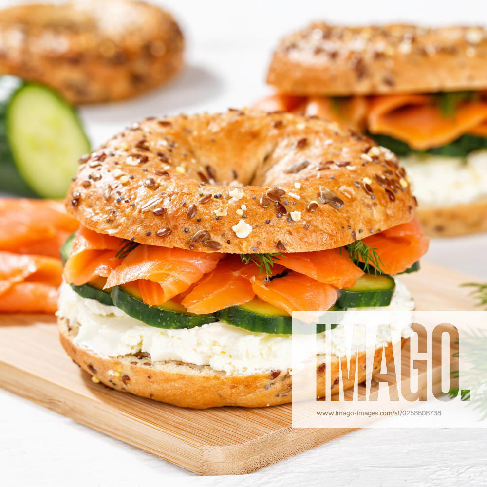 Bagel Brötchen Sandwich zum Frühstück belegt mit Lachs Fisch quadratisch in Stuttgart, Deutschland Stuttgart, Deutschland - 15. März 2023: Bagel Brötchen Sandwich zum Frühstück belegt mit Lachs Fisch quadratisch in Stuttgart, Deutschland.