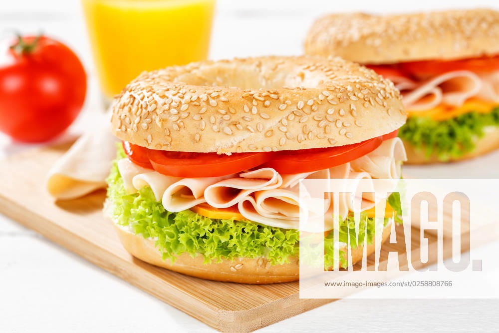 Bagel Brötchen Sandwich zum Frühstück belegt mit Hähnchen Schinken in Stuttgart, Deutschland Stuttgart, Deutschland - 17. März 2023: Bagel Brötchen Sandwich zum Frühstück belegt mit Hähnchen Schinken in Stuttgart, Deutschland.