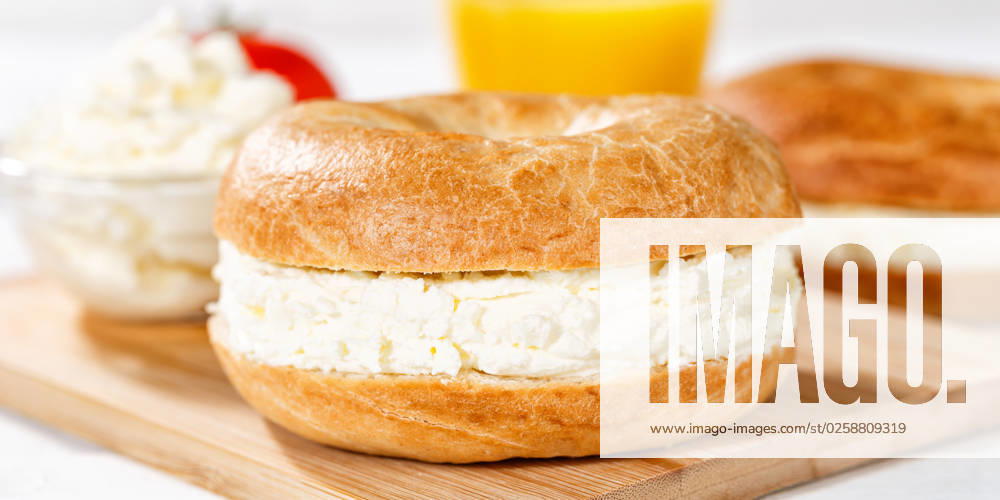Bagel Brötchen Sandwich zum Frühstück belegt mit Frischkäse Nahaufnahme Panorama in Stuttgart, Deutschland Stuttgart, Deutschland - 18. März 2023: Bagel Brötchen Sandwich zum Frühstück belegt mit Frischkäse Nahaufnahme Panorama in Stuttgart, Deutschland.
