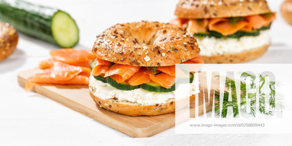 Bagel Brötchen Sandwich zum Frühstück belegt mit Lachs Fisch Panorama in Stuttgart, Deutschland Stuttgart, Deutschland - 15. März 2023: Bagel Brötchen Sandwich zum Frühstück belegt mit Lachs Fisch Panorama in Stuttgart, Deutschland.