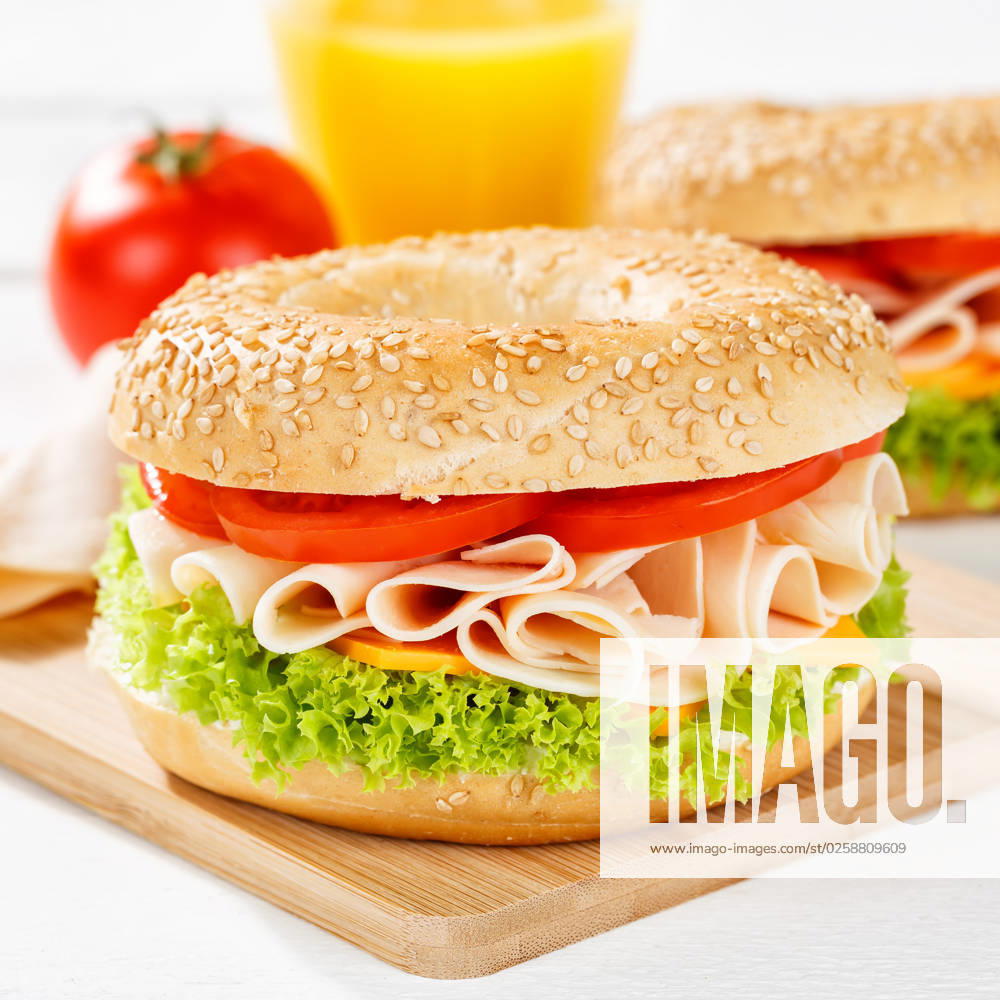 Bagel Brötchen Sandwich zum Frühstück belegt mit Hähnchen Schinken quadratisch in Stuttgart, Deutschland Stuttgart, Deutschland - 17. März 2023: Bagel Brötchen Sandwich zum Frühstück belegt mit Hähnchen Schinken quadratisch in Stuttgart, Deutschland.