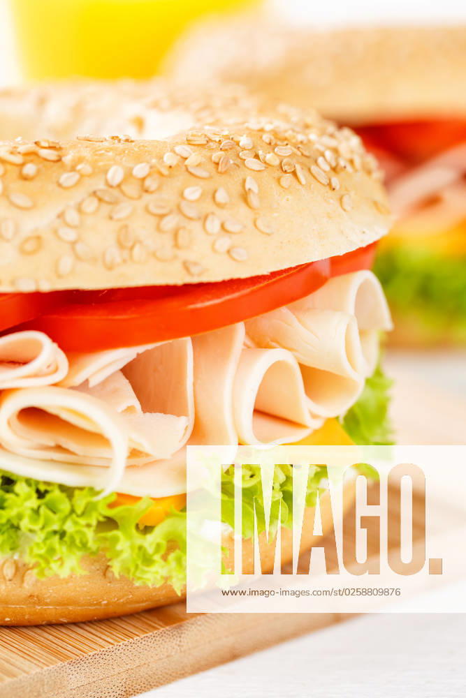 Bagel Brötchen Sandwich zum Frühstück belegt mit Hähnchen Schinken Nahaufnahme Hochformat in Stuttgart, Deutschland Stuttgart, Deutschland - 17. März 2023: Bagel Brötchen Sandwich zum Frühstück belegt mit Hähnchen Schinken Nahaufnahme Hochformat in Stuttgart, Deutschland.