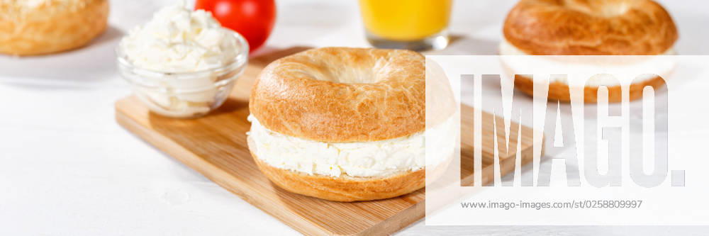 Bagel Brötchen Sandwich zum Frühstück belegt mit Frischkäse Panorama in Stuttgart, Deutschland Stuttgart, Deutschland - 18. März 2023: Bagel Brötchen Sandwich zum Frühstück belegt mit Frischkäse Panorama in Stuttgart, Deutschland.