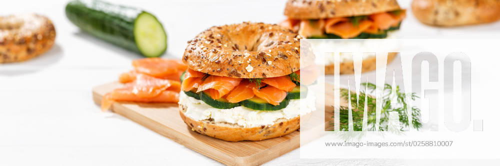 Bagel Brötchen Sandwich zum Frühstück belegt mit Lachs Fisch Panorama in Stuttgart, Deutschland Stuttgart, Deutschland - 15. März 2023: Bagel Brötchen Sandwich zum Frühstück belegt mit Lachs Fisch Panorama in Stuttgart, Deutschland.