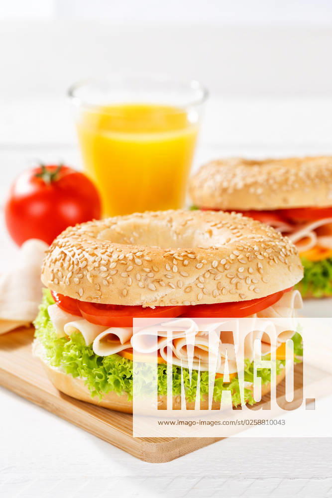 Bagel Brötchen Sandwich zum Frühstück belegt mit Hähnchen Schinken Hochformat in Stuttgart, Deutschland Stuttgart, Deutschland - 17. März 2023: Bagel Brötchen Sandwich zum Frühstück belegt mit Hähnchen Schinken Hochformat in Stuttgart, Deutschland.