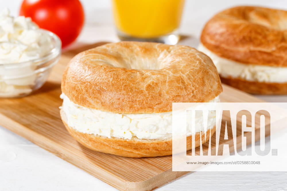 Bagel Brötchen Sandwich zum Frühstück belegt mit Frischkäse in Stuttgart, Deutschland Stuttgart, Deutschland - 18. März 2023: Bagel Brötchen Sandwich zum Frühstück belegt mit Frischkäse in Stuttgart, Deutschland.