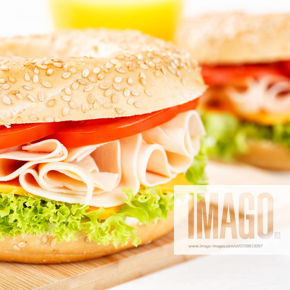Bagel Brötchen Sandwich zum Frühstück belegt mit Hähnchen Schinken Nahaufnahme quadratisch in Stuttgart, Deutschland Stuttgart, Deutschland - 17. März 2023: Bagel Brötchen Sandwich zum Frühstück belegt mit Hähnchen Schinken Nahaufnahme quadratisch in Stuttgart, Deutschland.