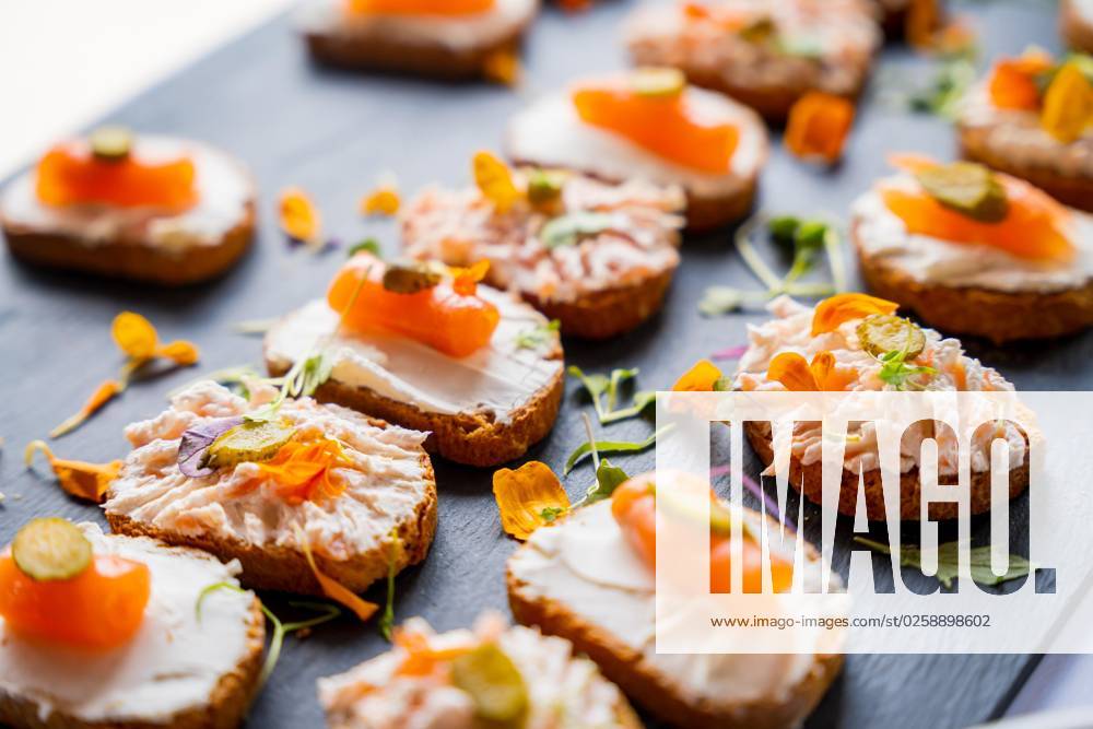 Essen von einem Lachsspieß Event. Hochzeitsessen und Buffet. Feier oder Party, Abendessen und Essen auf einer schwarzen Kreidetafel