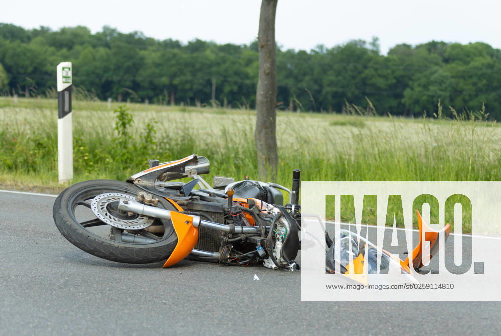 Melle, Deutschland 06. Juni 2023 Im Bild: Bei einem Verkehrsunfall handelt es sich um einen Motorradunfall. Das am Unfall beteiligte Motorrad liegt auf einer Landstraße. Niedersachsen