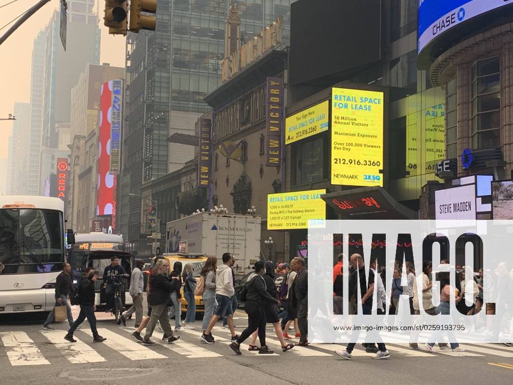 Time Square-NYC Under Smoke from Canada s Fires. (NEW) Time Square-NYC Under Smoke from Canada s Fires. June 7, 2023, New York, USA: The entire air of New York City has been polluted with smoke coming from Canada causing New Yorkers and tourists at Times Square to mask up to prevent being contaminated. The air quality in New York City index as of today (07) is currently at 162. Smoke from Canadas fires has periodically engulfed the Northeast and Mid-Atlantic for more than a week, raising concerns over the harms of persistent poor air quality. Credit: Niyi Fote Thenews2 (Foto: Niyi Fote Thenews2 imago images) Time Square-NYC Under Smoke from Canada s Fires.