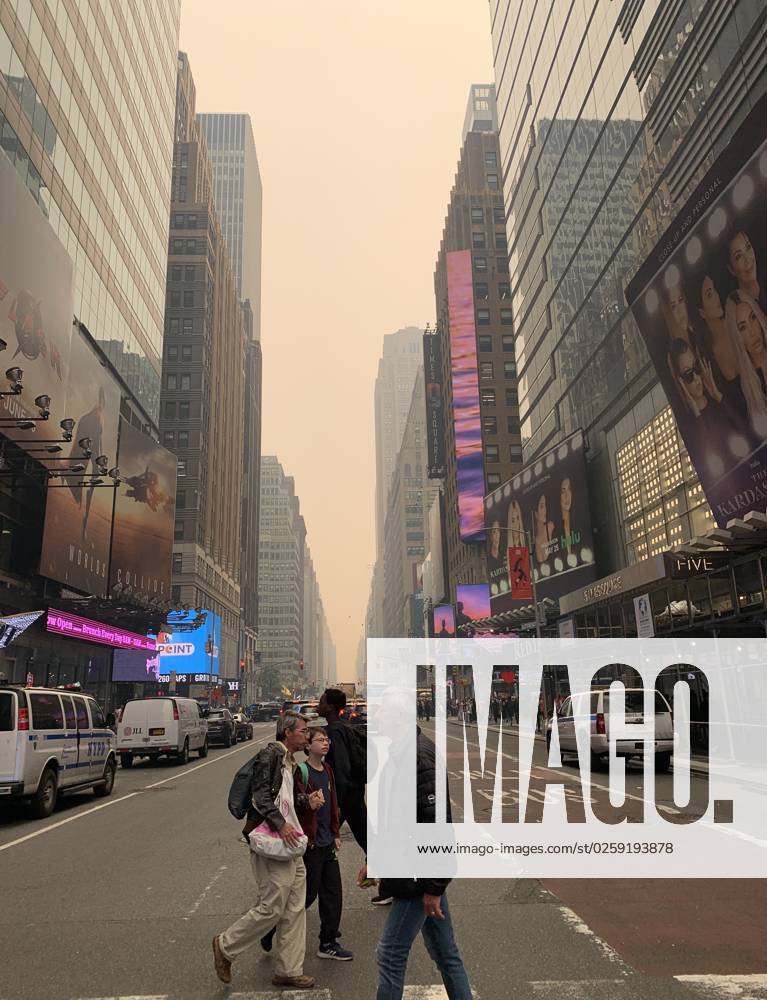 Time Square-NYC Under Smoke from Canada s Fires. (NEW) Time Square-NYC Under Smoke from Canada s Fires. June 7, 2023, New York, USA: The entire air of New York City has been polluted with smoke coming from Canada causing New Yorkers and tourists at Times Square to mask up to prevent being contaminated. The air quality in New York City index as of today (07) is currently at 162. Smoke from Canadas fires has periodically engulfed the Northeast and Mid-Atlantic for more than a week, raising concerns over the harms of persistent poor air quality. Credit: Niyi Fote Thenews2 (Foto: Niyi Fote Thenews2 imago images) Time Square-NYC Under Smoke from Canada s Fires.