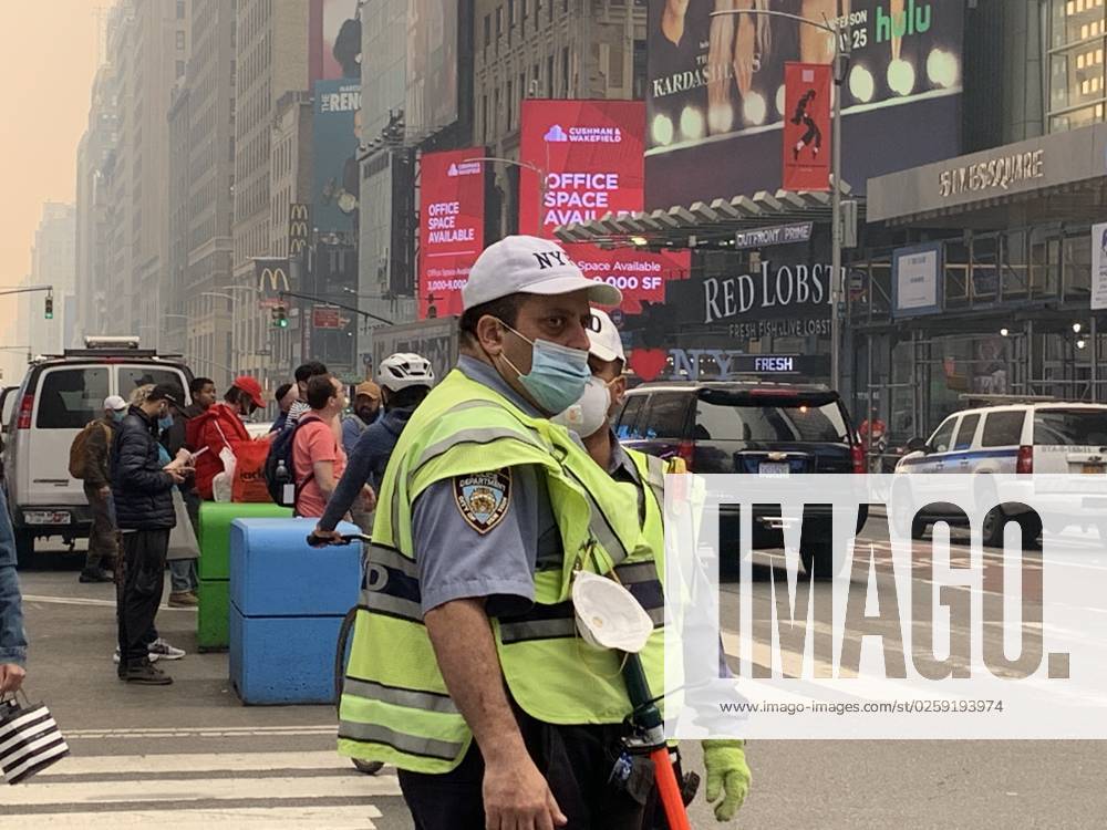 Time Square-NYC Under Smoke from Canada s Fires. (NEW) Time Square-NYC Under Smoke from Canada s Fires. June 7, 2023, New York, USA: The entire air of New York City has been polluted with smoke coming from Canada causing New Yorkers and tourists at Times Square to mask up to prevent being contaminated. The air quality in New York City index as of today (07) is currently at 162. Smoke from Canadas fires has periodically engulfed the Northeast and Mid-Atlantic for more than a week, raising concerns over the harms of persistent poor air quality. Credit: Niyi Fote Thenews2 (Foto: Niyi Fote Thenews2 imago images) Time Square-NYC Under Smoke from Canada s Fires.