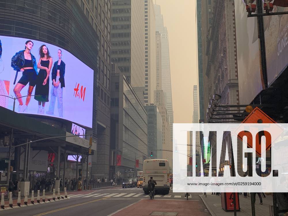 Time Square-NYC Under Smoke from Canada s Fires. (NEW) Time Square-NYC Under Smoke from Canada s Fires. June 7, 2023, New York, USA: The entire air of New York City has been polluted with smoke coming from Canada causing New Yorkers and tourists at Times Square to mask up to prevent being contaminated. The air quality in New York City index as of today (07) is currently at 162. Smoke from Canadas fires has periodically engulfed the Northeast and Mid-Atlantic for more than a week, raising concerns over the harms of persistent poor air quality. Credit: Niyi Fote Thenews2 (Foto: Niyi Fote Thenews2 imago images) Time Square-NYC Under Smoke from Canada s Fires.