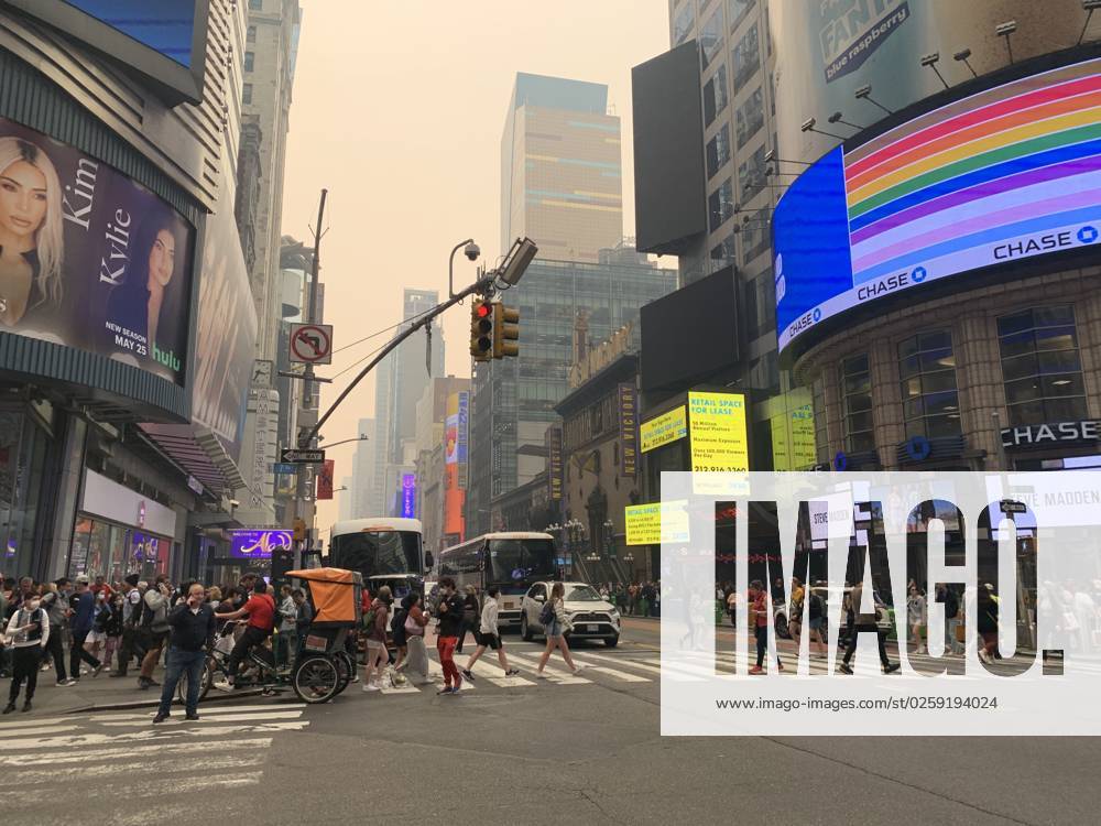 Time Square-NYC Under Smoke from Canada s Fires. (NEW) Time Square-NYC Under Smoke from Canada s Fires. June 7, 2023, New York, USA: The entire air of New York City has been polluted with smoke coming from Canada causing New Yorkers and tourists at Times Square to mask up to prevent being contaminated. The air quality in New York City index as of today (07) is currently at 162. Smoke from Canadas fires has periodically engulfed the Northeast and Mid-Atlantic for more than a week, raising concerns over the harms of persistent poor air quality. Credit: Niyi Fote Thenews2 (Foto: Niyi Fote Thenews2 imago images) Time Square-NYC Under Smoke from Canada s Fires.