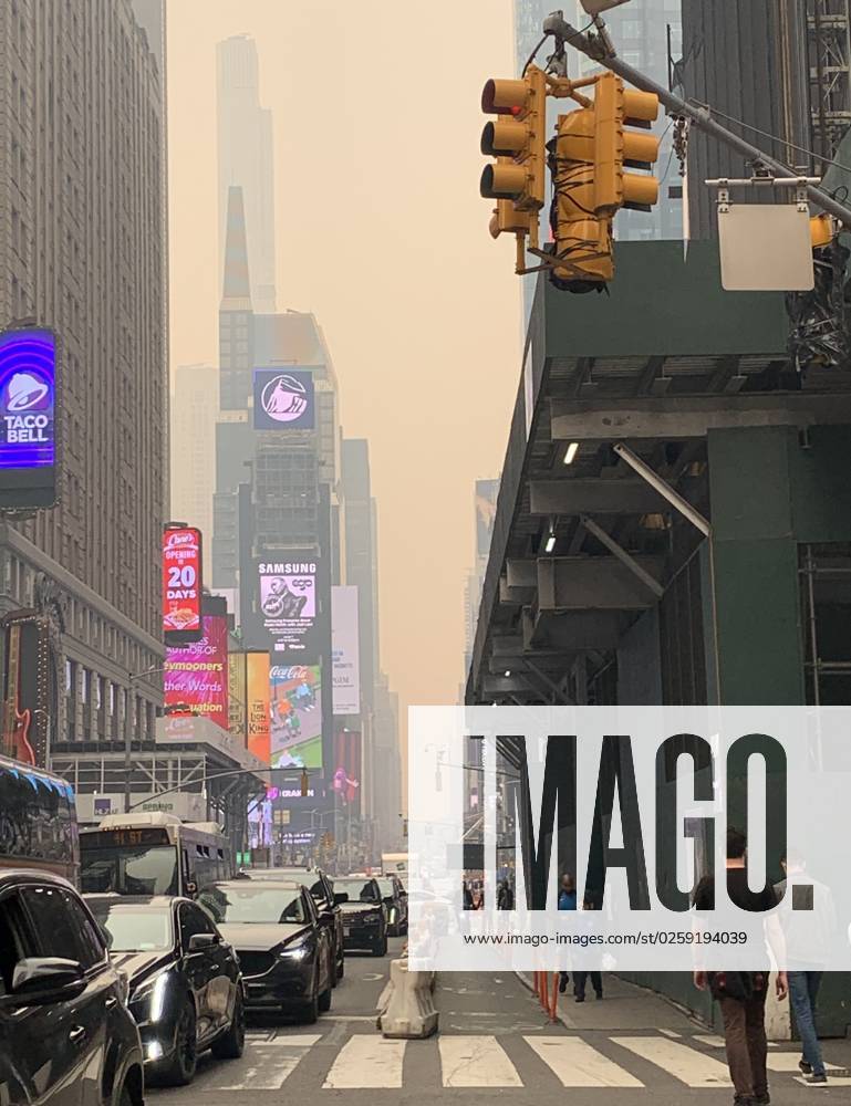 Time Square-NYC Under Smoke from Canada s Fires. (NEW) Time Square-NYC Under Smoke from Canada s Fires. June 7, 2023, New York, USA: The entire air of New York City has been polluted with smoke coming from Canada causing New Yorkers and tourists at Times Square to mask up to prevent being contaminated. The air quality in New York City index as of today (07) is currently at 162. Smoke from Canadas fires has periodically engulfed the Northeast and Mid-Atlantic for more than a week, raising concerns over the harms of persistent poor air quality. Credit: Niyi Fote Thenews2 (Foto: Niyi Fote Thenews2 imago images) Time Square-NYC Under Smoke from Canada s Fires.