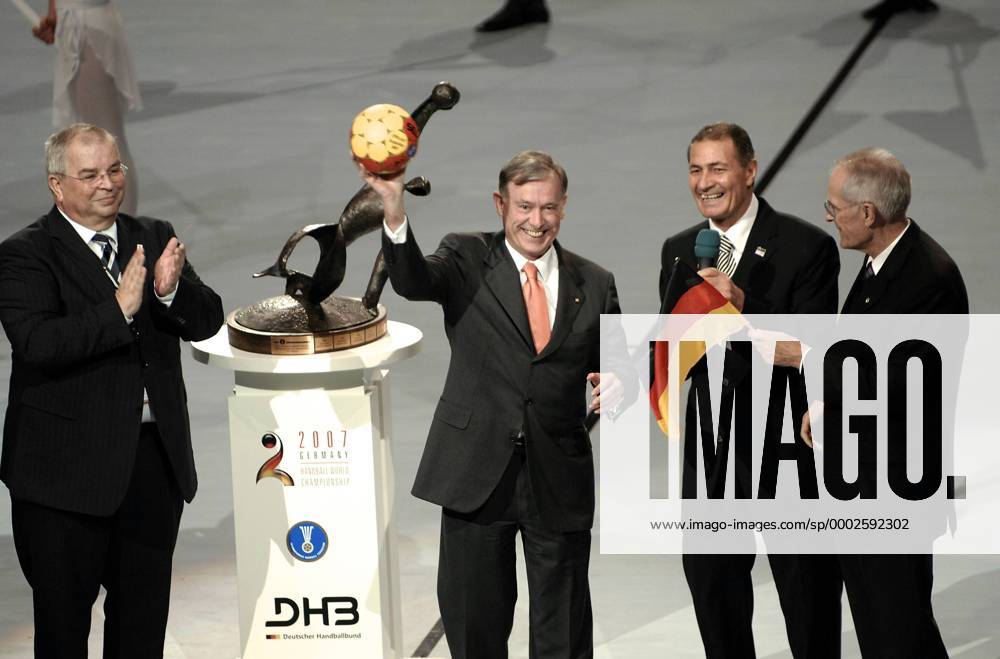 Eröffnungsfeier Handball WM 2007 in Deutschland v.li.: DHB Präsident Ulrich Strombach, Bundespräsident Horst Köhler (CDU, beide Deutschland), IHF Präsident Hassan Moustafa (Ägypten), Vorstandvorsitzender Deutsche Sporthilfe Hans Wilhelm Gaeb (Deutschland) Handball WM Herren WM 2007, Länderspiel, Nationalteam, Eröffnung, Zeremonie, Eröffnungszeremonie, Veranstaltung Gruppe Ansprache, internationaler Handballverband, Berlin, Verband, Fahne, Nationalfahne, Stiftung DHB Präsident Ulrich Strombach Handball WM Herren WM 2007, Länderspiel, Nationalteam, Eröffnung, Zeremonie, Eröffnungszeremonie, Veranstaltung Gruppe Ansprache, internationaler Handballverband, Berlin, Verband, Fahne, Nationalfahne, Stiftung DHB Präsident Ulrich Strombach