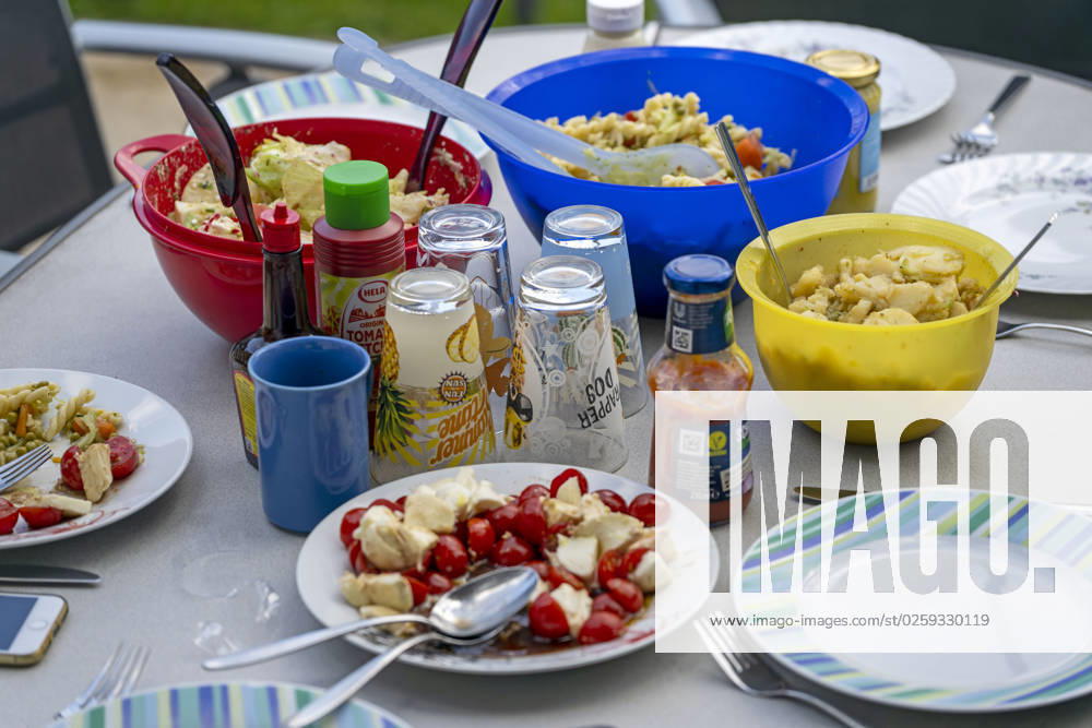 Grillen auf dem Balkon, die Grillsaucen, Salate und Besteck liegen am Tisch bereit. 08.06.2023, Grillen 08.06.2023, Grillen