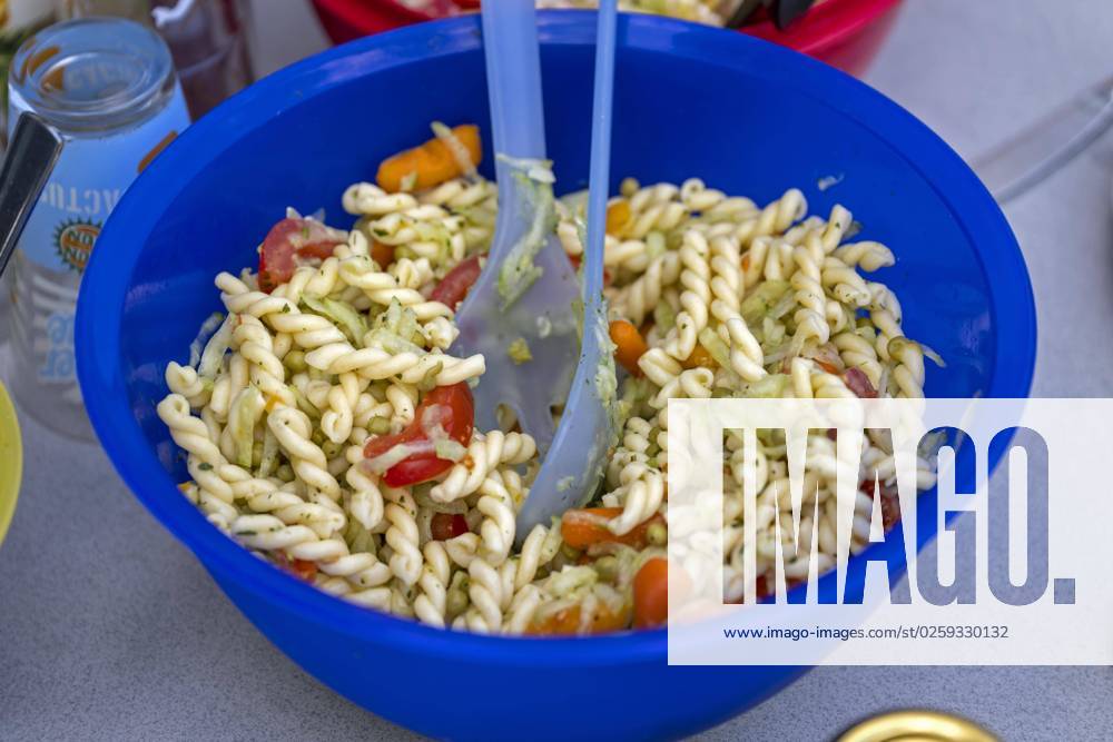 Grillen auf dem Balkon, die Grillsaucen, Salate und Besteck liegen am Tisch bereit. Hier der Nudelsalat. 08.06.2023, Grillen 08.06.2023, Grillen