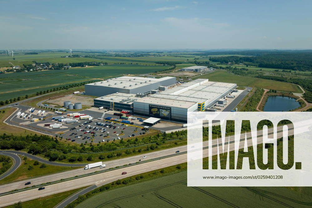 Blick über die Autobahn 4 auf das Zentrallager und Logistikzentrum der EDEKA Unternehmensgruppe Nordbayern-Sachsen-Thüringen bei Berbersdorf, Sachsen