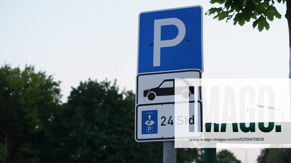 Düsseldorf, Nordrhein-Westfalen, Deutschland, Europa - Parkschilder am Straßenrand, Verkehrsschild, Verkehr, Regelung, Auto, Straße, Parken, Parkscheibe, Mobiltät, Parkschild