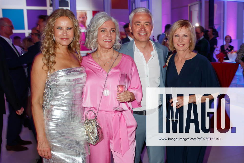 Party - Bertelsmann Katja Burkard, Birgit Schrowange, Ilka Eßmüller und Andreas von Thien bei der Bertelsmann Party 2023 in der Bertelsmann Hauptstadtrepräsentanz am 15.06.2023 in Berlin.