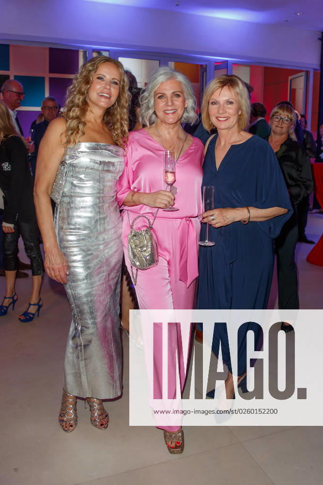 Party - Bertelsmann Katja Burkard, Birgit Schrowange und Ilka Eßmüller bei der Bertelsmann Party 2023 in der Bertelsmann Hauptstadtrepräsentanz am 15.06.2023 in Berlin.