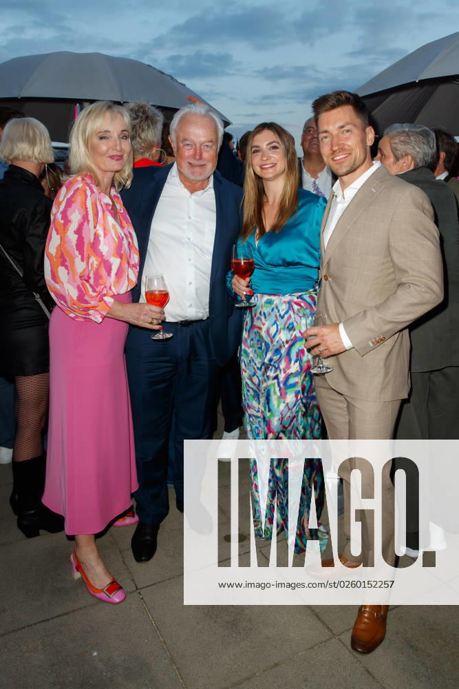 Party - Bertelsmann Wolfgang Kubicki mit Ehefrau Annette Marberth-Kubick und Philipp Boy mit Ehefrau Vivien Patzig bei der Bertelsmann Party 2023 in der Bertelsmann Hauptstadtrepräsentanz am 15.06.2023 in Berlin.