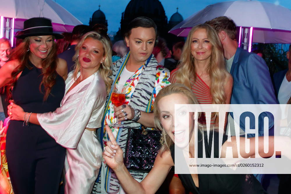 Party - Bertelsmann Lilly Becker, Evelyn Burdecki, Julian F. M. Stöckel, Jenny Elvers und Isabel Edvardsson bei der Bertelsmann Party 2023 in der Bertelsmann Hauptstadtrepräsentanz am 15.06.2023 in Berlin.