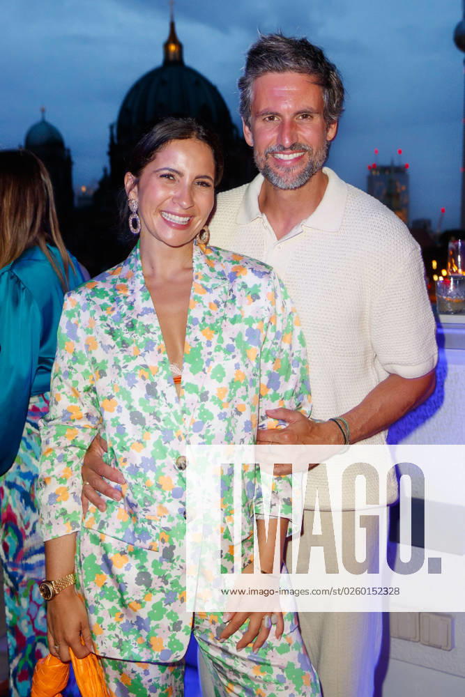 Party - Bertelsmann Tom Beck mit Ehefrau Chryssanthi Kavazi bei der Bertelsmann Party 2023 in der Bertelsmann Hauptstadtrepräsentanz am 15.06.2023 in Berlin.