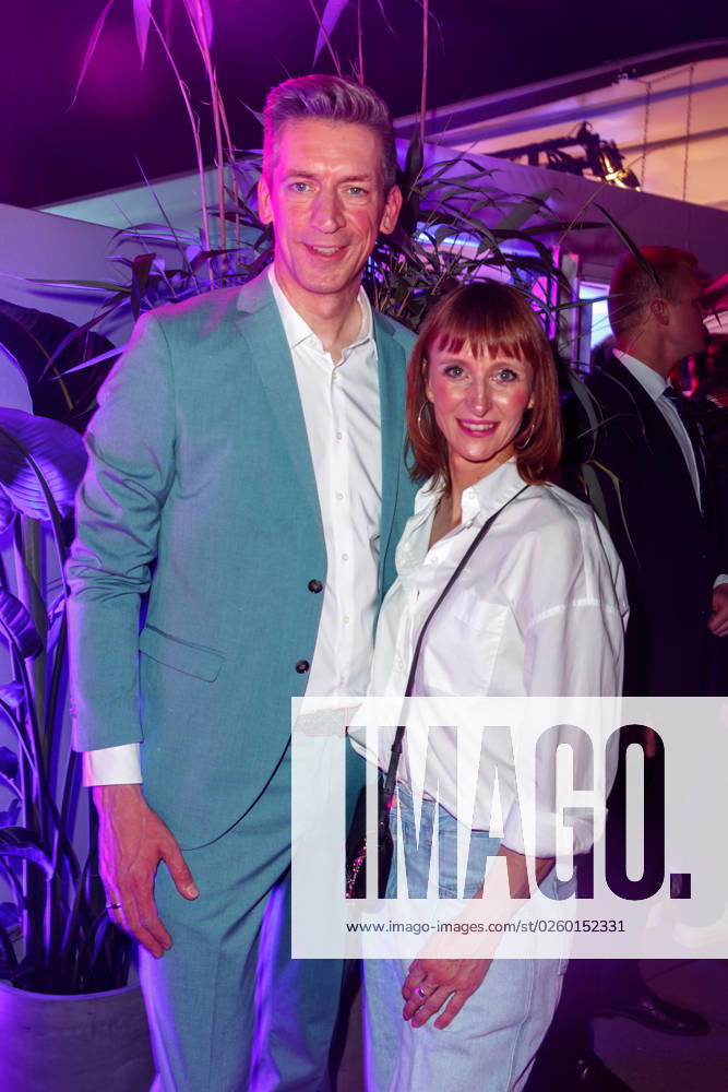 Party - Bertelsmann Steffen Hallaschka mit Ehefrau Anne-Katrin Hallaschka bei der Bertelsmann Party 2023 in der Bertelsmann Hauptstadtrepräsentanz am 15.06.2023 in Berlin.