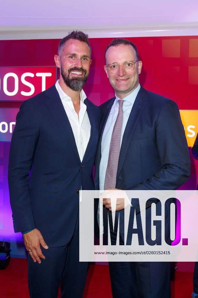 Party - Bertelsmann Jens Spahn mit Ehemann Daniel Funke bei der Bertelsmann Party 2023 in der Bertelsmann Hauptstadtrepräsentanz am 15.06.2023 in Berlin.