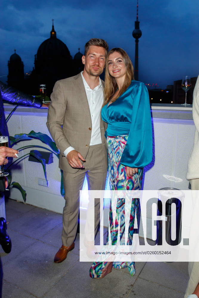 Party - Bertelsmann Philipp Boy mit Ehefrau Vivien Patzig bei der Bertelsmann Party 2023 in der Bertelsmann Hauptstadtrepräsentanz am 15.06.2023 in Berlin.