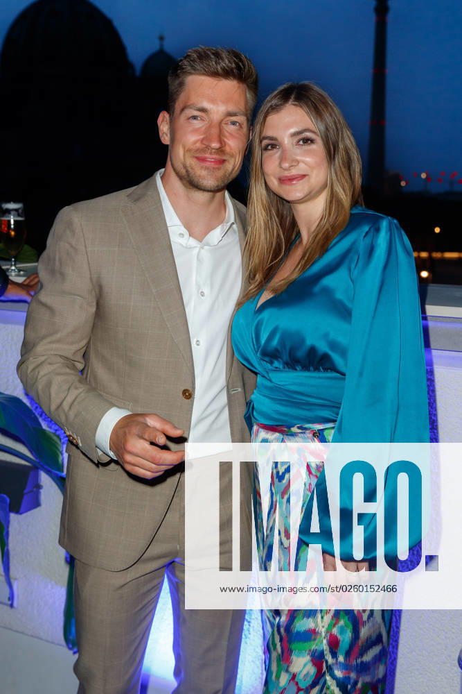 Party - Bertelsmann Philipp Boy mit Ehefrau Vivien Patzig bei der Bertelsmann Party 2023 in der Bertelsmann Hauptstadtrepräsentanz am 15.06.2023 in Berlin.