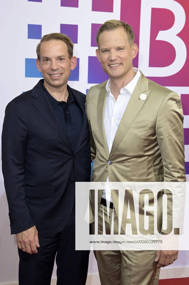 Hendrik Streeck mit Ehemann Paul Zubeil bei der Bertelsmann Party 2023 in der Bertelsmann Repräsentanz Unter den Linden. Berlin