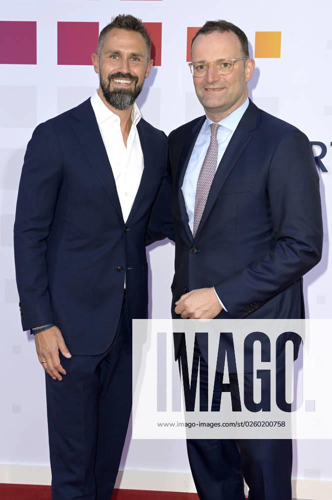 Jens Spahn mit Ehemann Daniel Funke bei der Bertelsmann Party 2023 in der Bertelsmann Repräsentanz Unter den Linden. Berlin