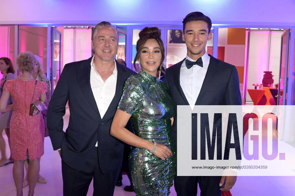Verona Pooth mit Ehemann Franjo Pooth und Sohn San Diego Pooth bei der Bertelsmann Party 2023 in der Bertelsmann Repräsentanz Unter den Linden. Berlin