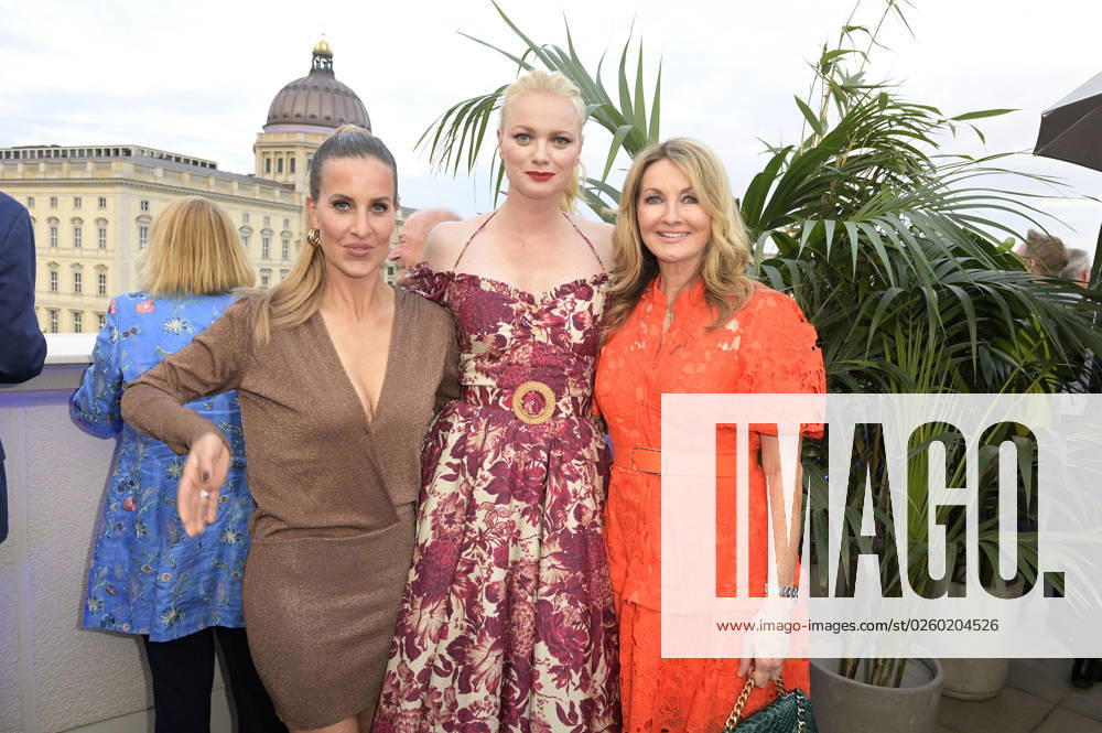 Charlotte Würdig, Franziska Knuppe und Frauke Ludowig bei der Bertelsmann Party 2023 in der Bertelsmann Repräsentanz Unter den Linden. Berlin