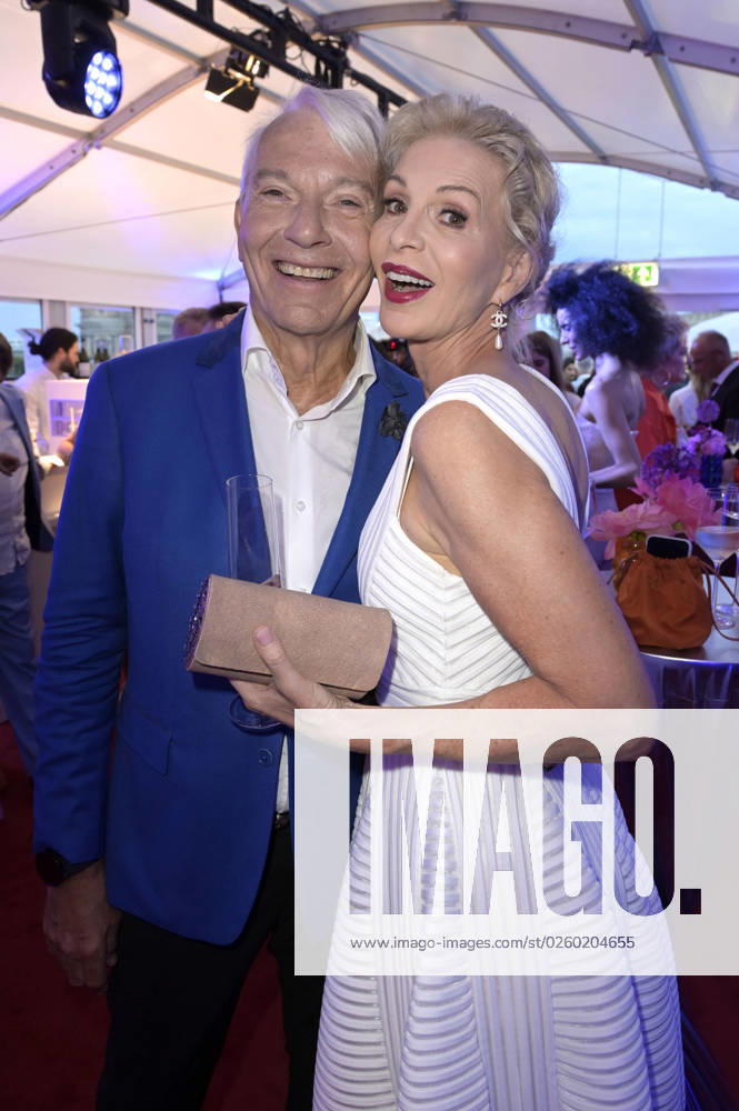 Jo Groebel mit Ehefrau Grit Weiss bei der Bertelsmann Party 2023 in der Bertelsmann Repräsentanz Unter den Linden. Berlin