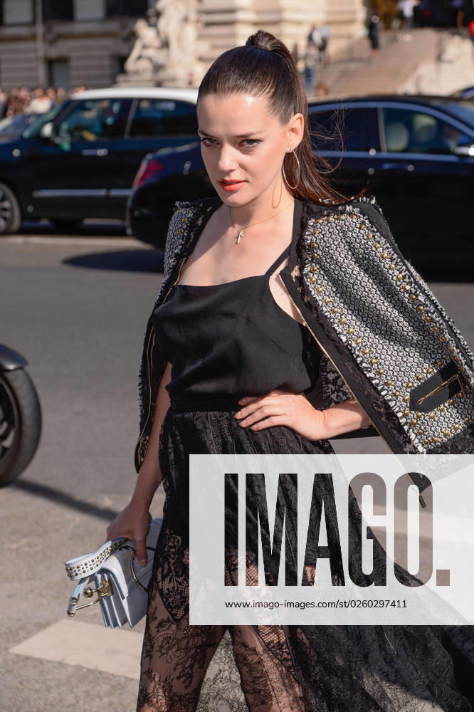 PFW Elie Saab Arrivals A guest attending the Elie Saab Fashion Show during Paris Fashion Week Womenswear Spring - Summer 2019 held in Paris, France on September 29, 2018. Photo by Julien Reynaud APS-Medias ABACAPRESS.COM Paris France