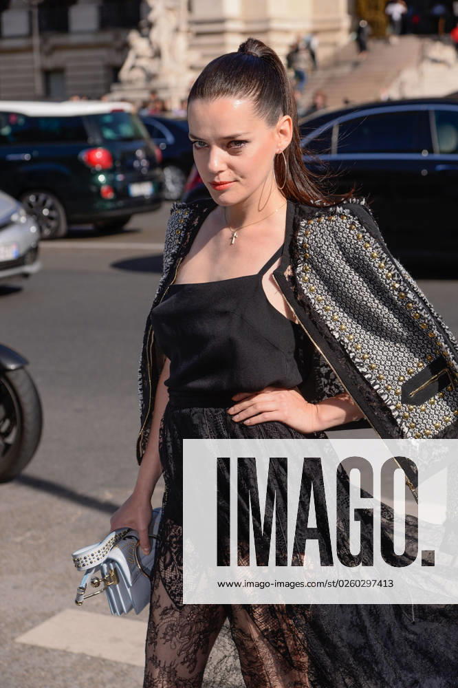 PFW Elie Saab Arrivals A guest attending the Elie Saab Fashion Show during Paris Fashion Week Womenswear Spring - Summer 2019 held in Paris, France on September 29, 2018. Photo by Julien Reynaud APS-Medias ABACAPRESS.COM Paris France