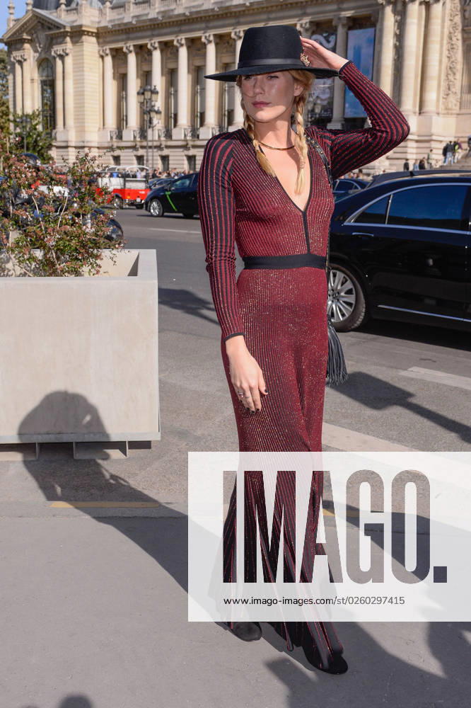 PFW Elie Saab Arrivals A guest attending the Elie Saab Fashion Show during Paris Fashion Week Womenswear Spring - Summer 2019 held in Paris, France on September 29, 2018. Photo by Julien Reynaud APS-Medias ABACAPRESS.COM Paris France