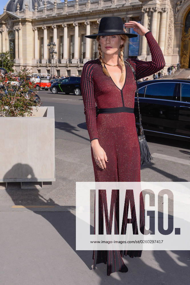 PFW Elie Saab Arrivals A guest attending the Elie Saab Fashion Show during Paris Fashion Week Womenswear Spring - Summer 2019 held in Paris, France on September 29, 2018. Photo by Julien Reynaud APS-Medias ABACAPRESS.COM Paris France